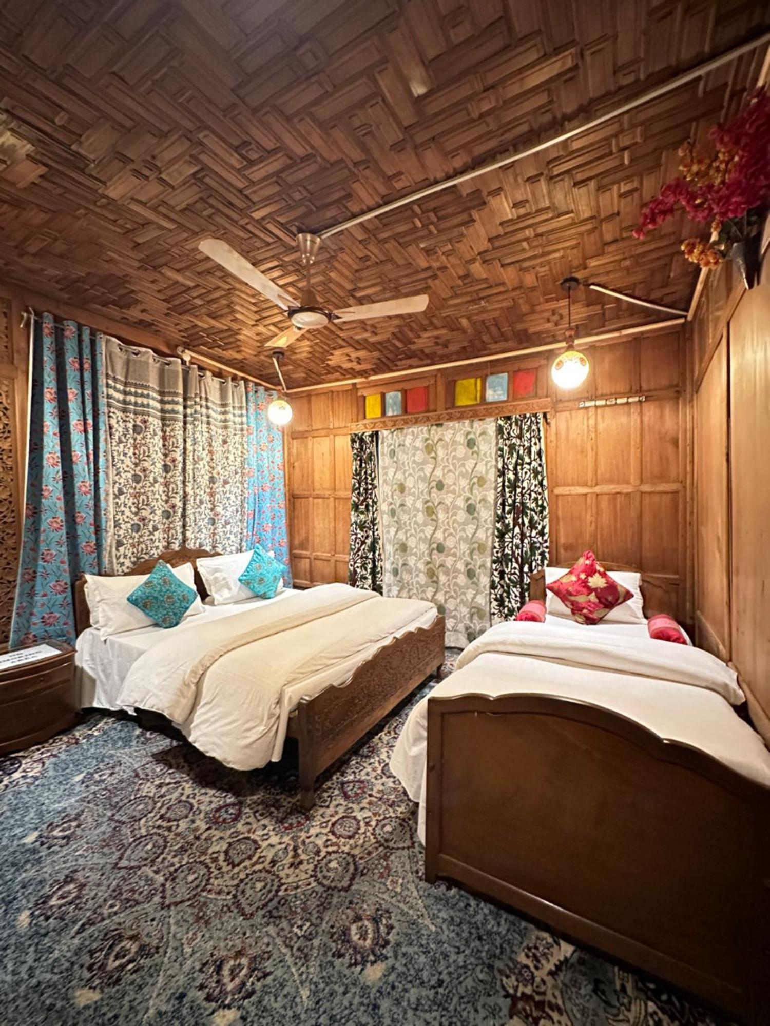 Lake Palace Group Of House Boats Srīnagar Extérieur photo
