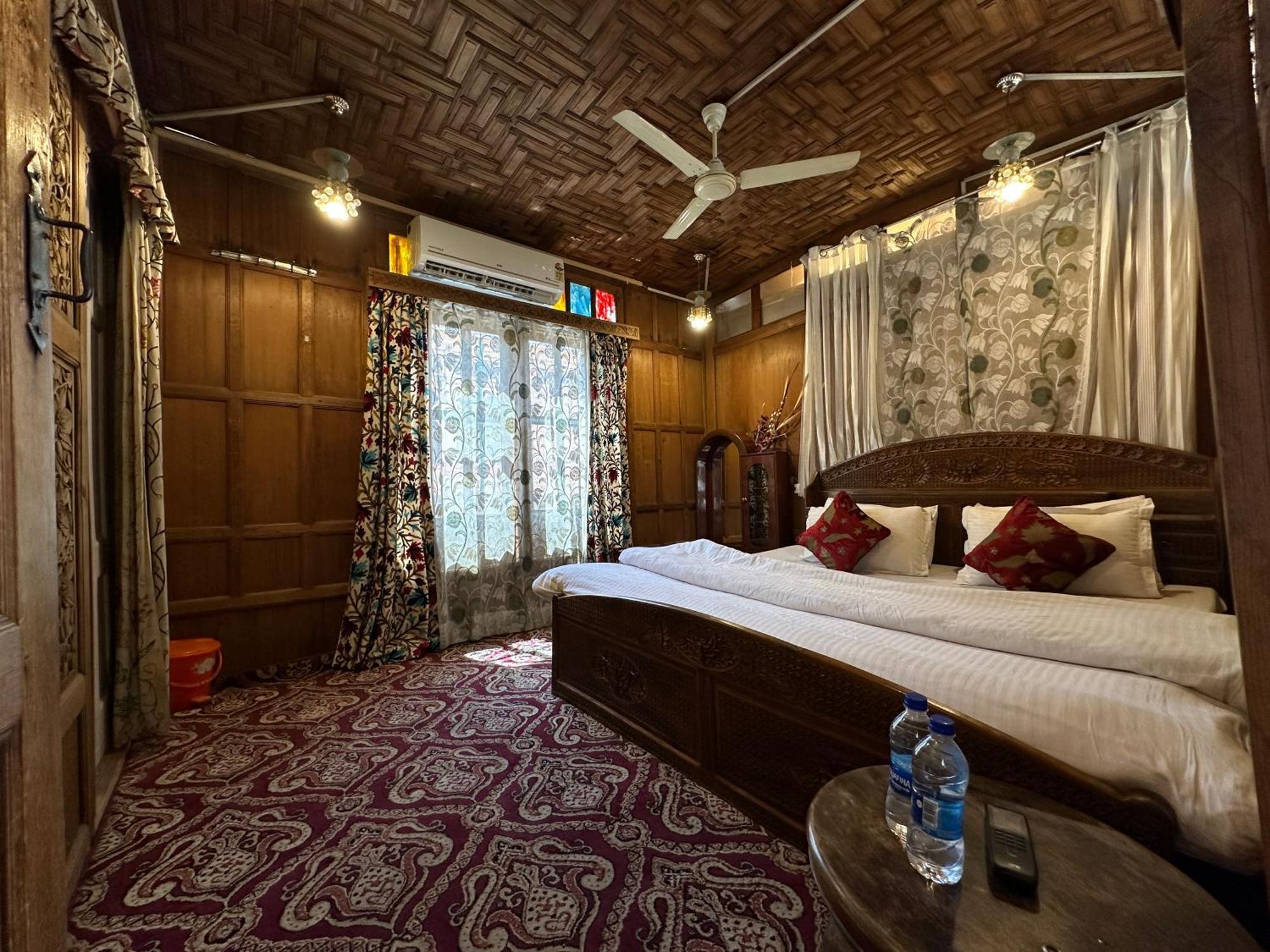 Lake Palace Group Of House Boats Srīnagar Extérieur photo