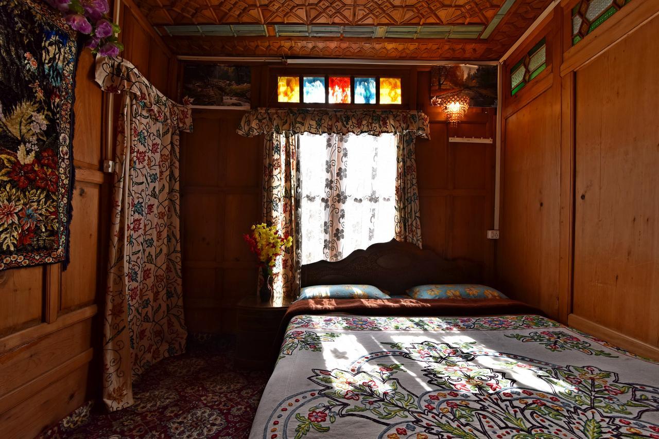Lake Palace Group Of House Boats Srīnagar Extérieur photo