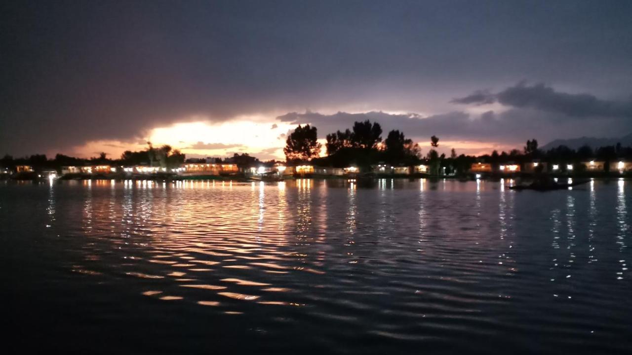 Lake Palace Group Of House Boats Srīnagar Extérieur photo